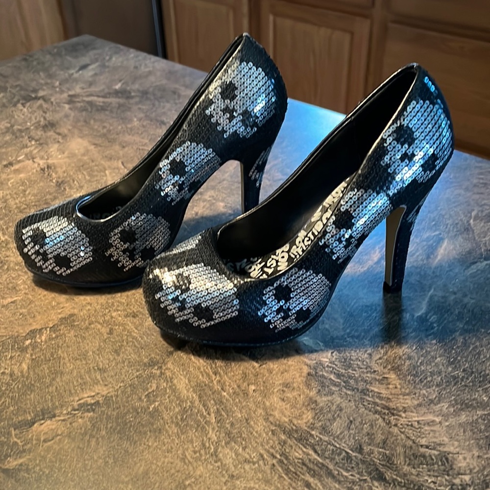 Womens Just Fabulous sequin Skull pumps size 7